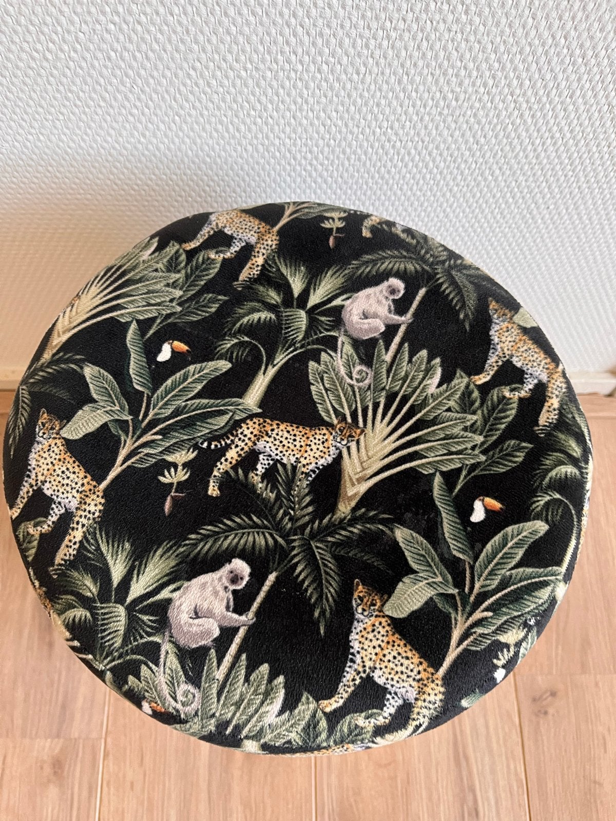Leuke poef met jungleprint - Hoogte 35 cm, Doorsnede 28 cm, Minder dan 50 cm, Gebruikt, Rond, Ophalen of Verzenden