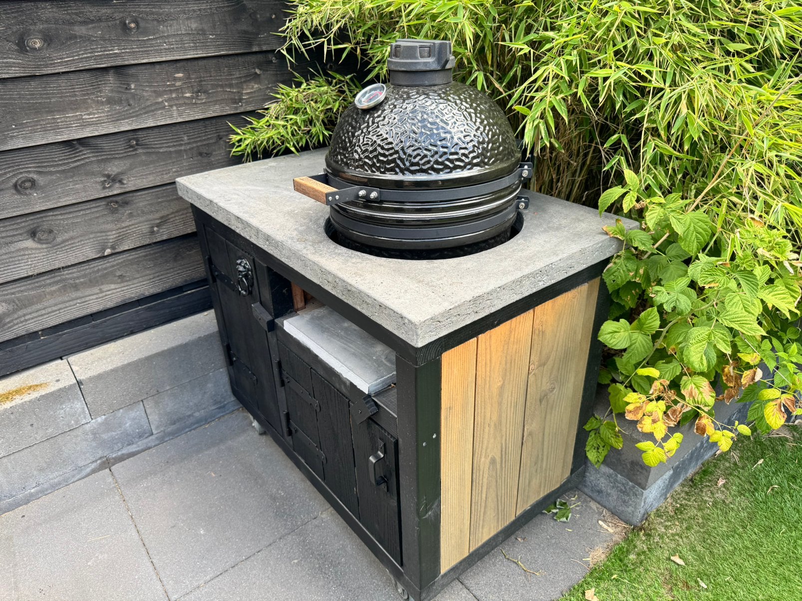 Black Bastard compact incl buitenkeuken met betonblad, Ophalen, Zo goed als nieuw, Houtskool, Vrijstaand