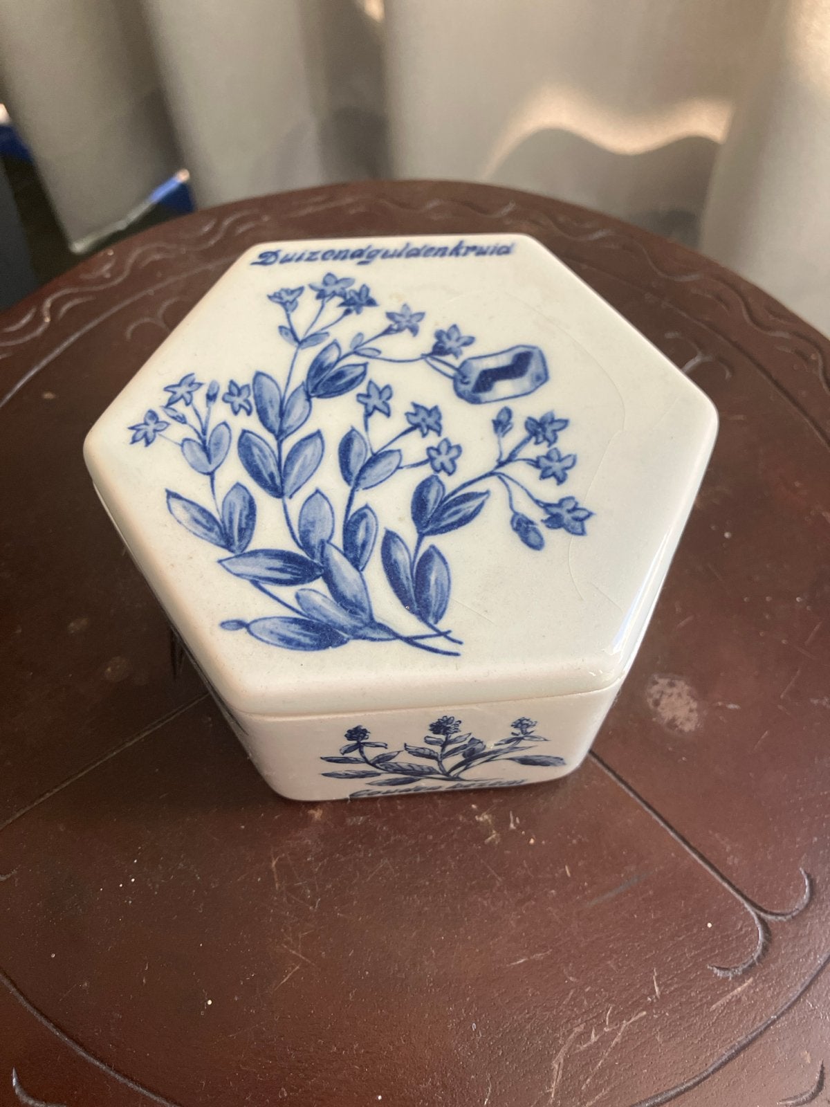 Zeshoekig Delfts Blauw Doosje "Duizendguldenkruid" Regina, Ophalen of Verzenden