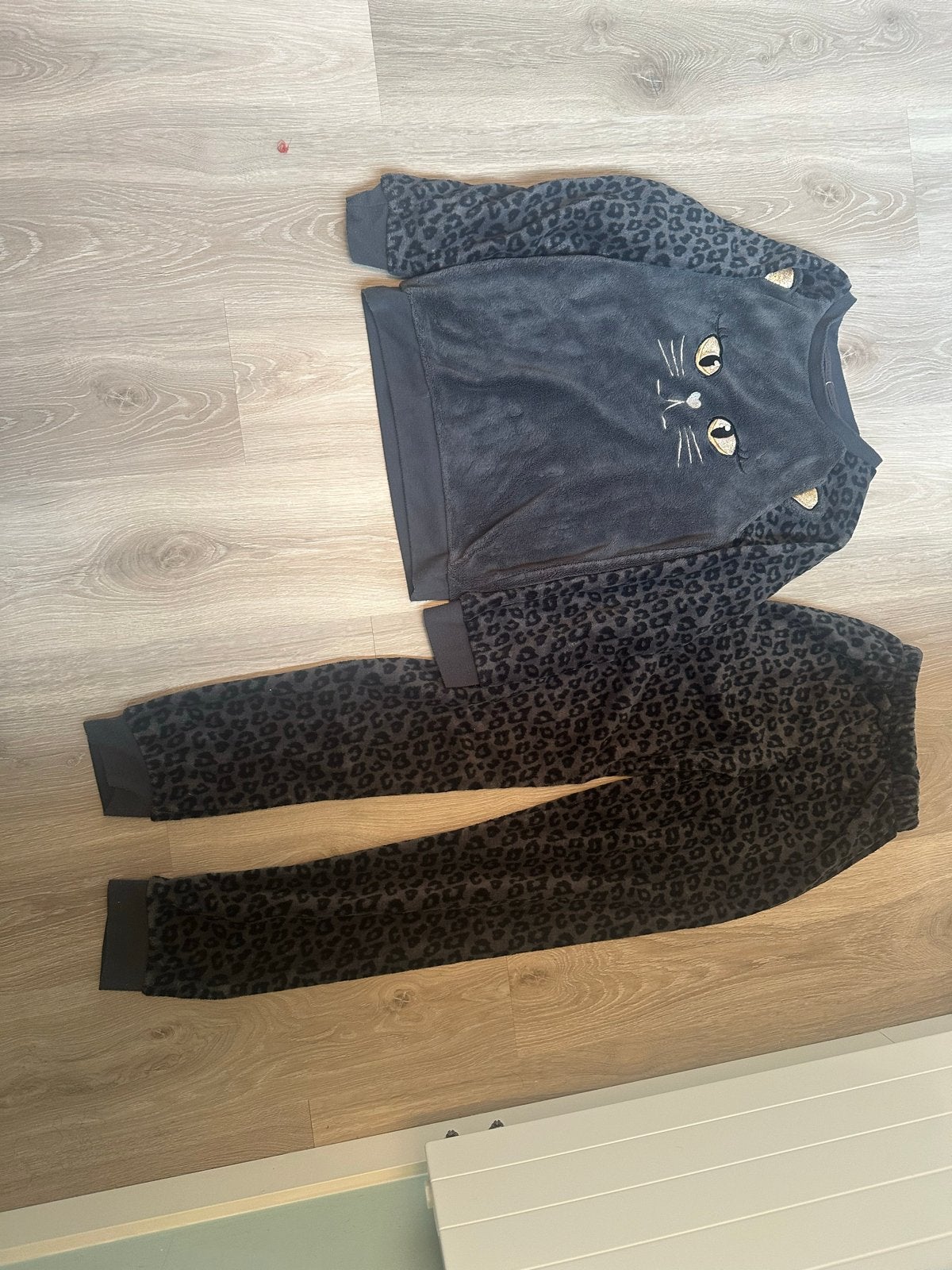 Leopardprint huispak met kattengezicht - Maat 170/176, Kinderen en Baby's, Kinderkleding | Maat 170, Ophalen of Verzenden, Zo goed als nieuw