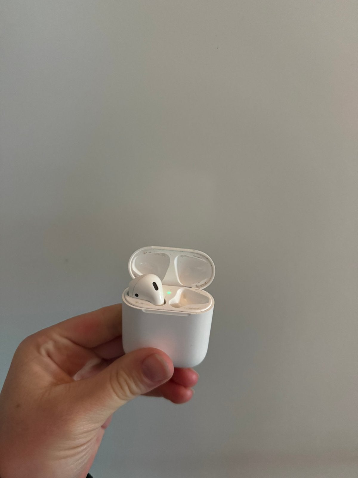 Apple airpod links + case, Ophalen of Verzenden, Zo goed als nieuw, Overige merken, Bluetooth