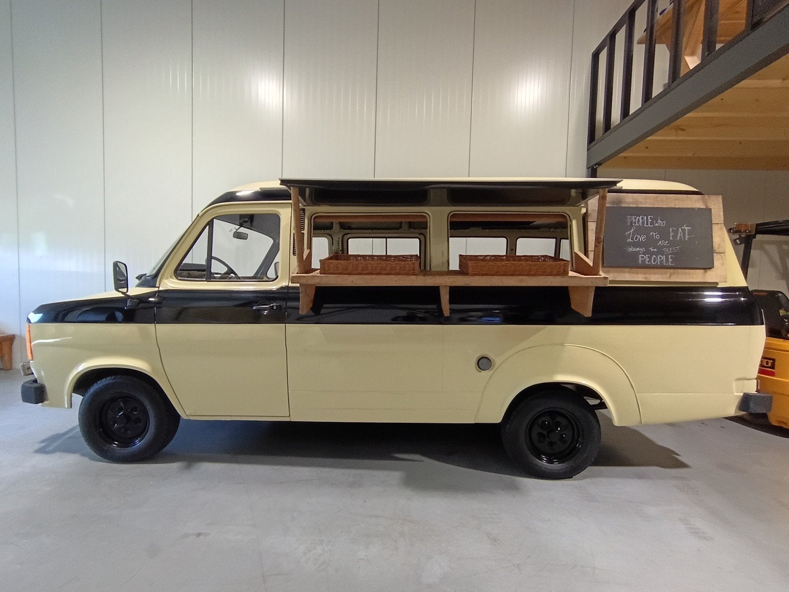 Foto 9 van Ford Transit Foodtruck Benzine belastingvrij APK 2028!