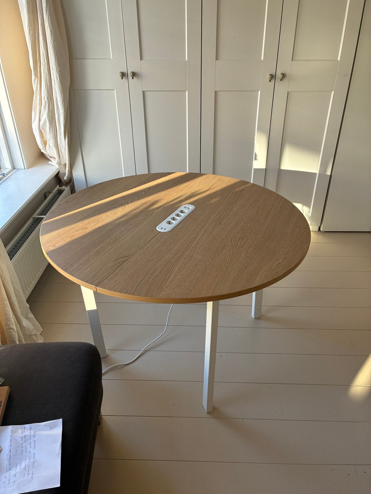 IKEA MITTZON tafel Ø120 cm eikenfineer/wit +stekkerdoos, Ophalen, Zo goed als nieuw, Rond, 100 tot 150 cm