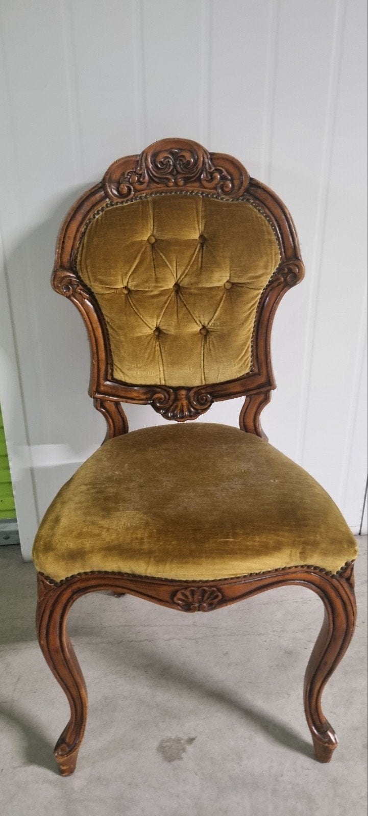 Antieke stoel met fluwelen bekleding en houtsnijwerk, Ophalen