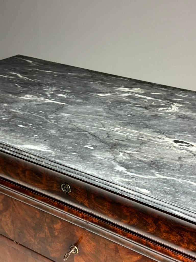Louis Philippe Chiffonniere ladekast mahonie antiek, Gebruikt, Eikenhout, Ophalen of Verzenden, Minder dan 100 cm