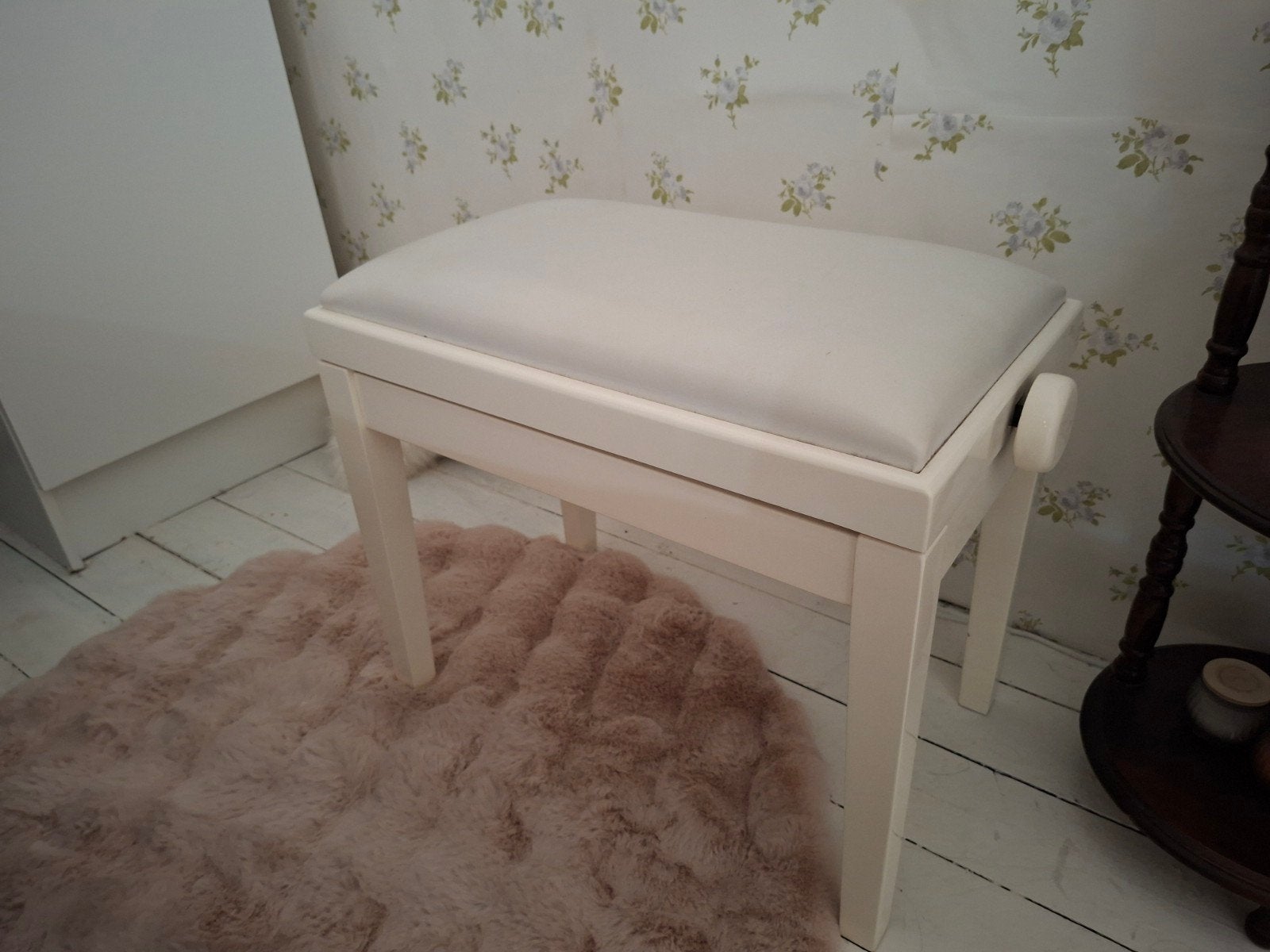 Wit krukje met comfortabel zitkussen, Huis en Inrichting, Krukjes, Ophalen, Gebruikt, Hout