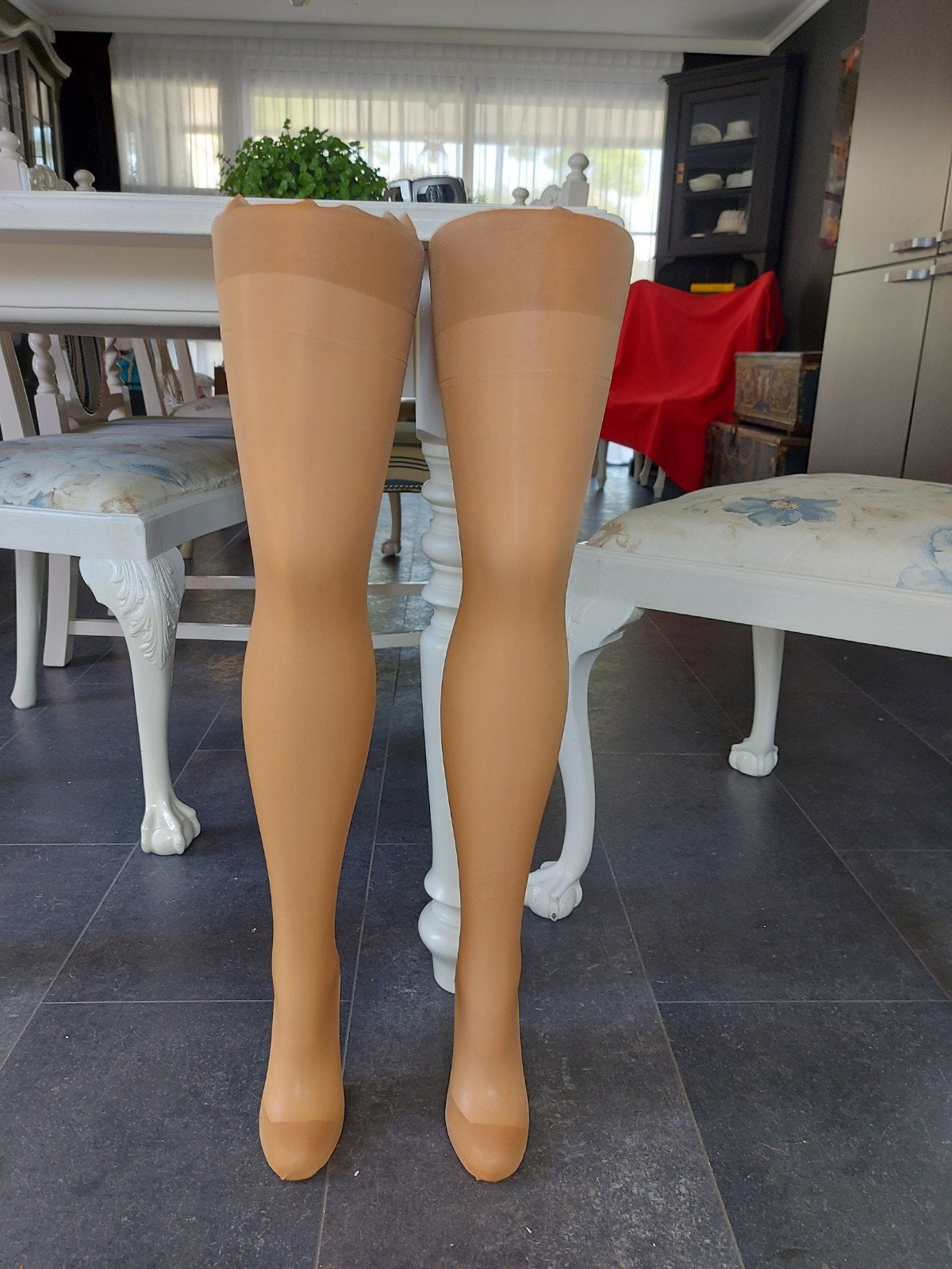 Etalage display vintage benen nylons, Ophalen