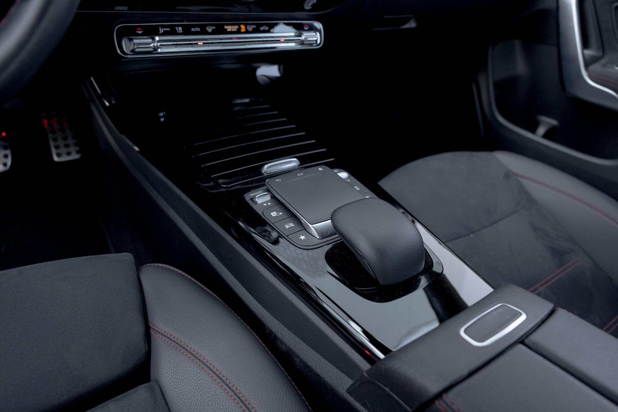 Mercedes-Benz CLA-klasse 180 AMG Line | Apple Carpaly | Andr, 136 pk, Gebruikt, 4 cilinders, Leder en Stof