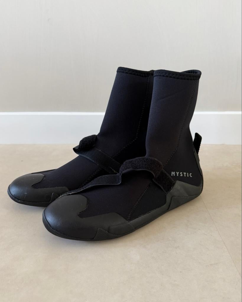 Mystic Ease Boot 3mm Round Toe - Maat 44/45, Watersport en Boten, Watersportkleding, Ophalen, Nieuw, Dame of Heer, Zeil- of Surfschoenen
