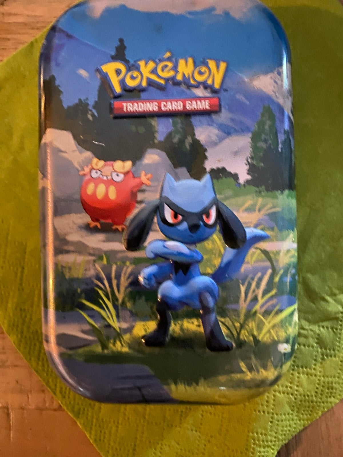 Pokémon Trading Card Game blik met Lucario. 2€, Ophalen, Gebruikt, Overige typen