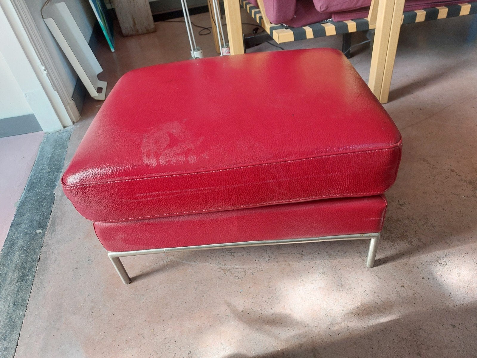 Rode poef/voetenbank met metalen poten, Ophalen, Gebruikt, 50 tot 75 cm, Modern