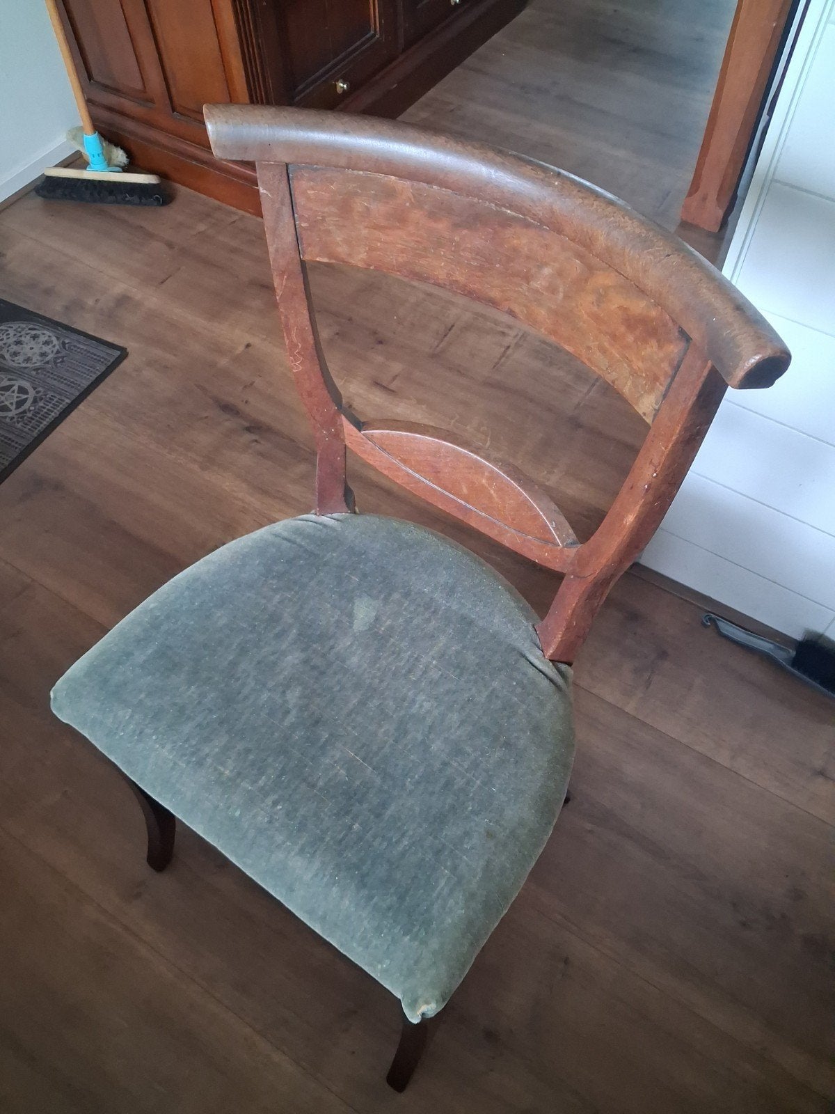 Antieke stoelen, Ophalen