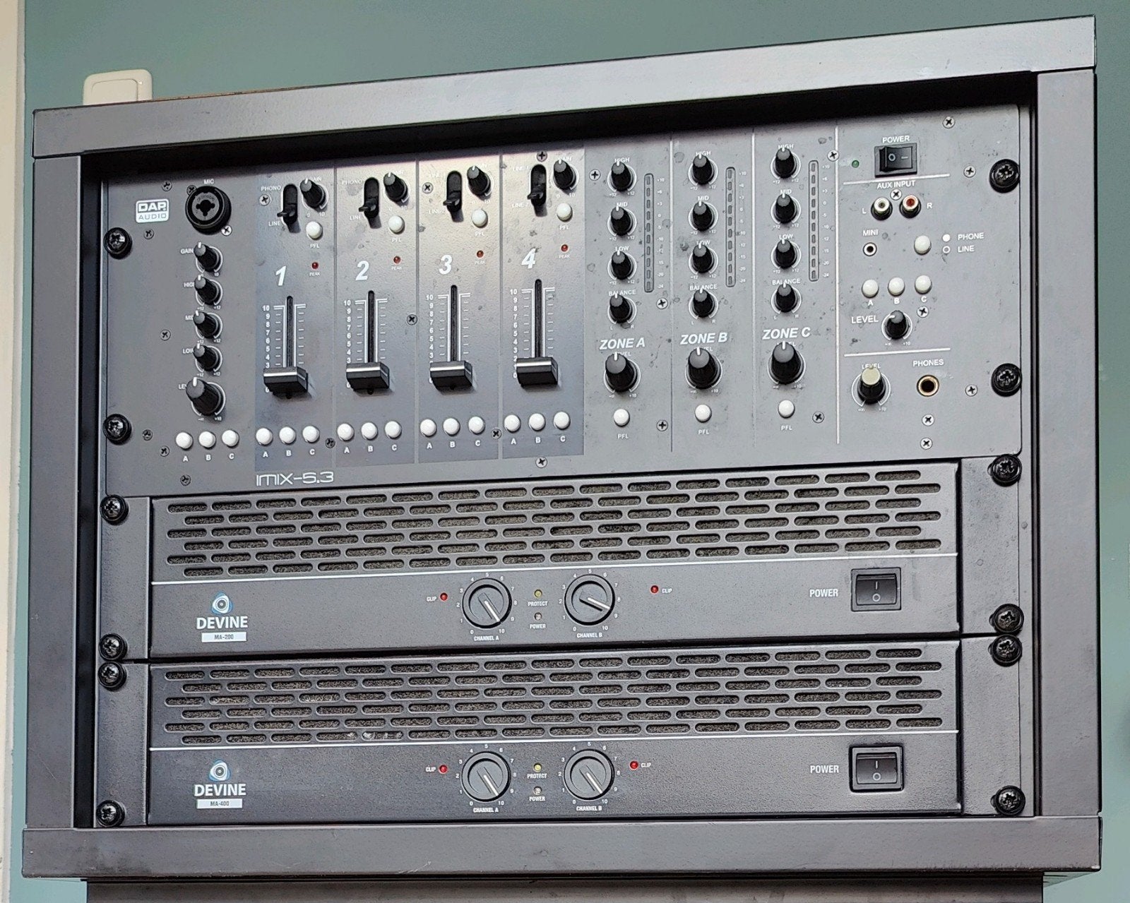 19 inch rack met 2 versterkers, mixer, equalizer en kabels., Zo goed als nieuw, 120 watt of meer, Stereo, Ophalen