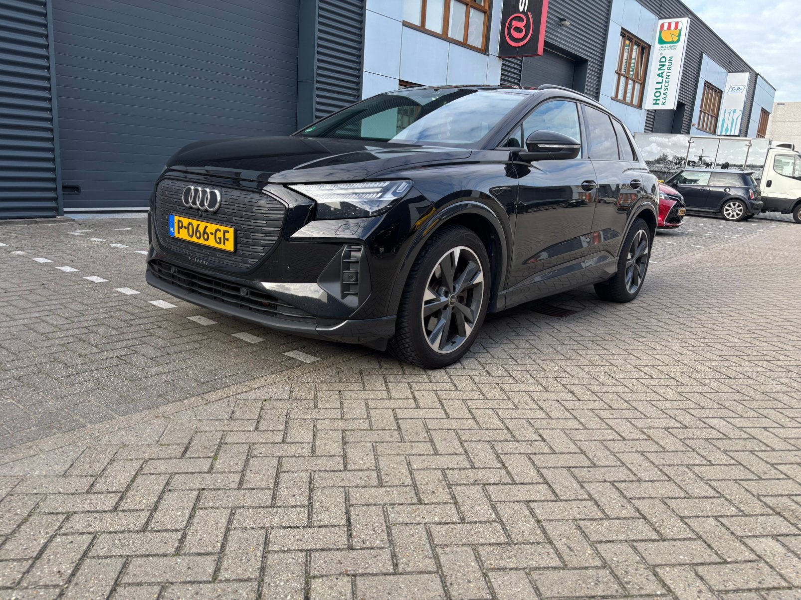 Audi Q4 e-tron 40 E-tron 77kWh 204pk Sonos 2022 Zwart, Auto's, Dealer onderhouden, 495 min, 95 pk, Zwart