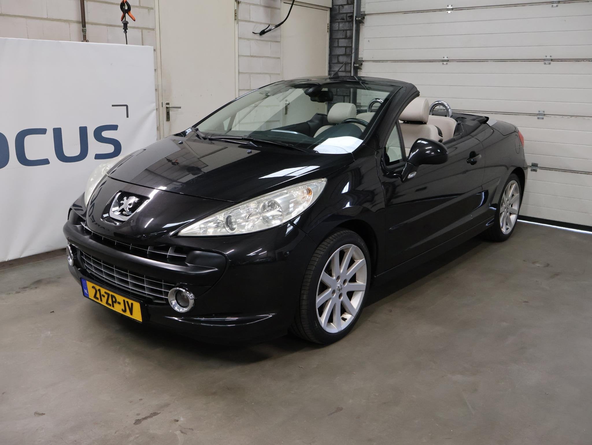 Peugeot 207 CC 1.6-16V T Sport NAP 3e eigenaar Cruise Leder, Auto's, Voorwielaandrijving, 4 cilinders, 4 stoelen, Zwart