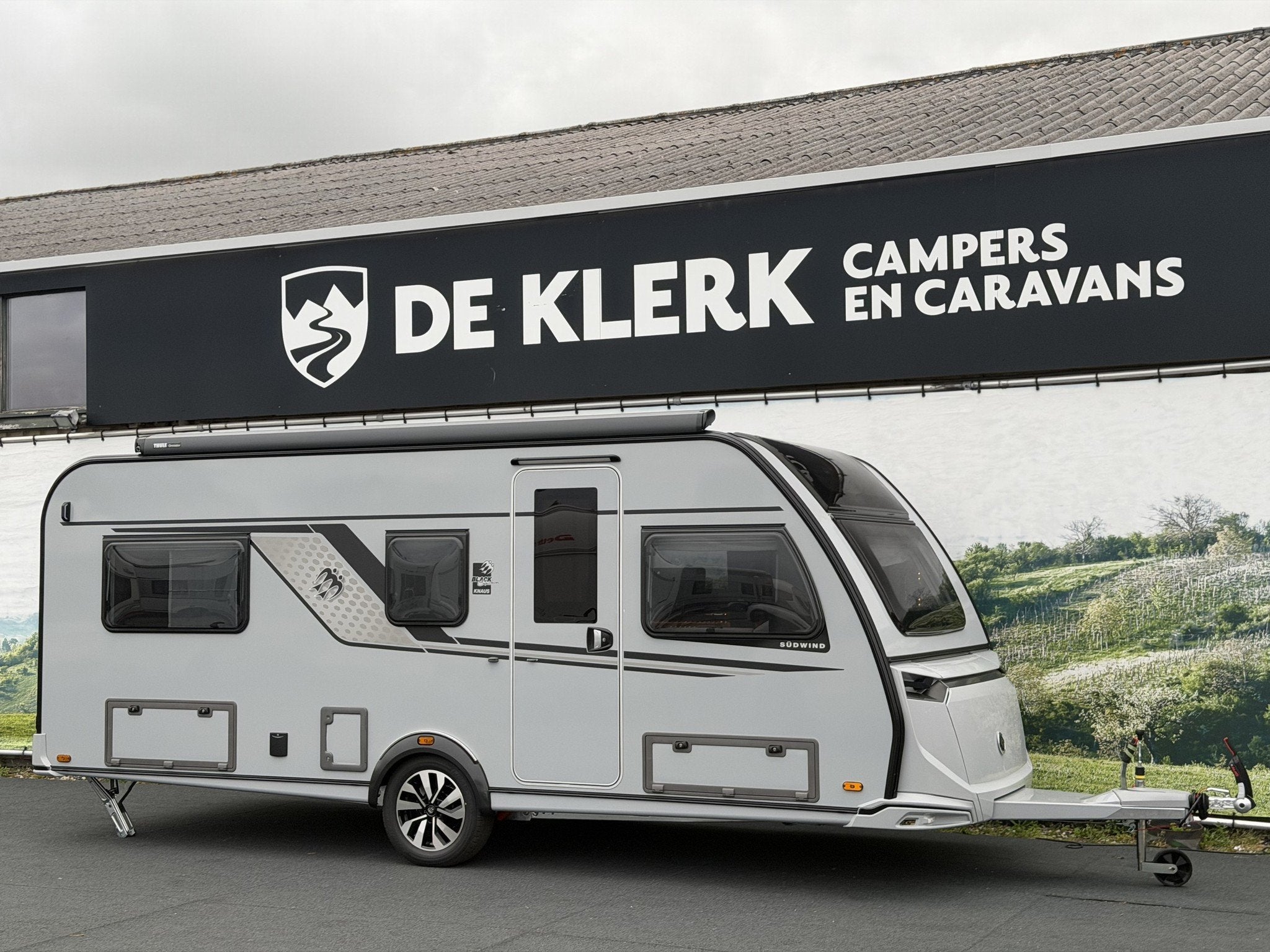 Knaus SUDWIND 540 UE Black Selection / 50% deals (bj 2027), 7 tot 8 meter, Bedrijf, Tot en met 3, Info@deklerkcaravans.nl