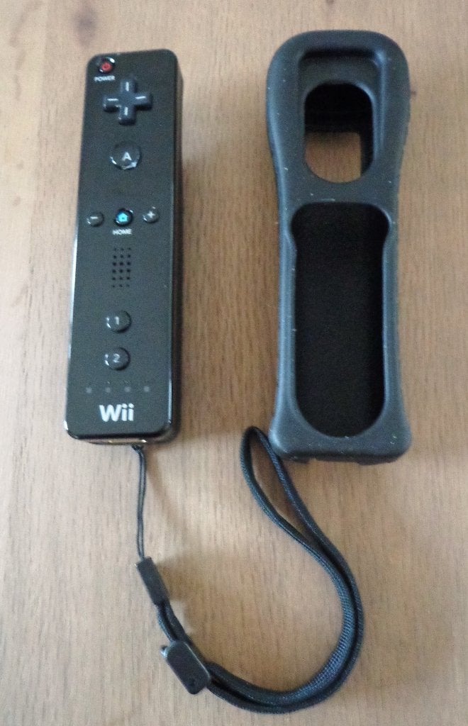Remote controller zwart + polsbandje + siliconen hoesje, Ophalen of Verzenden, Zo goed als nieuw, Met 3 controllers of meer