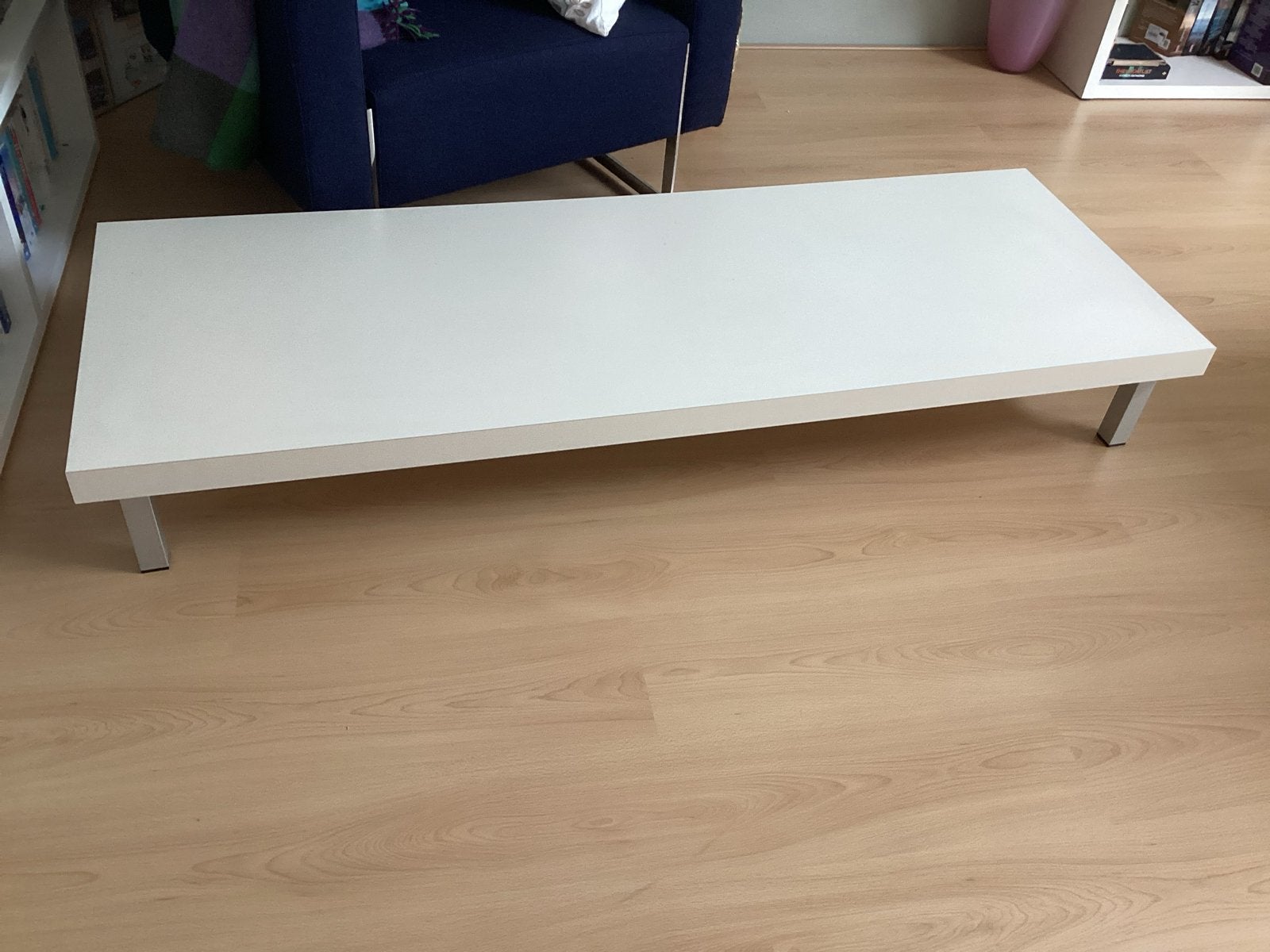 Witte lage tafel met metalen poten, Huis en Inrichting, Tafels | Sidetables, Ophalen, Gebruikt, Rechthoekig, Metaal