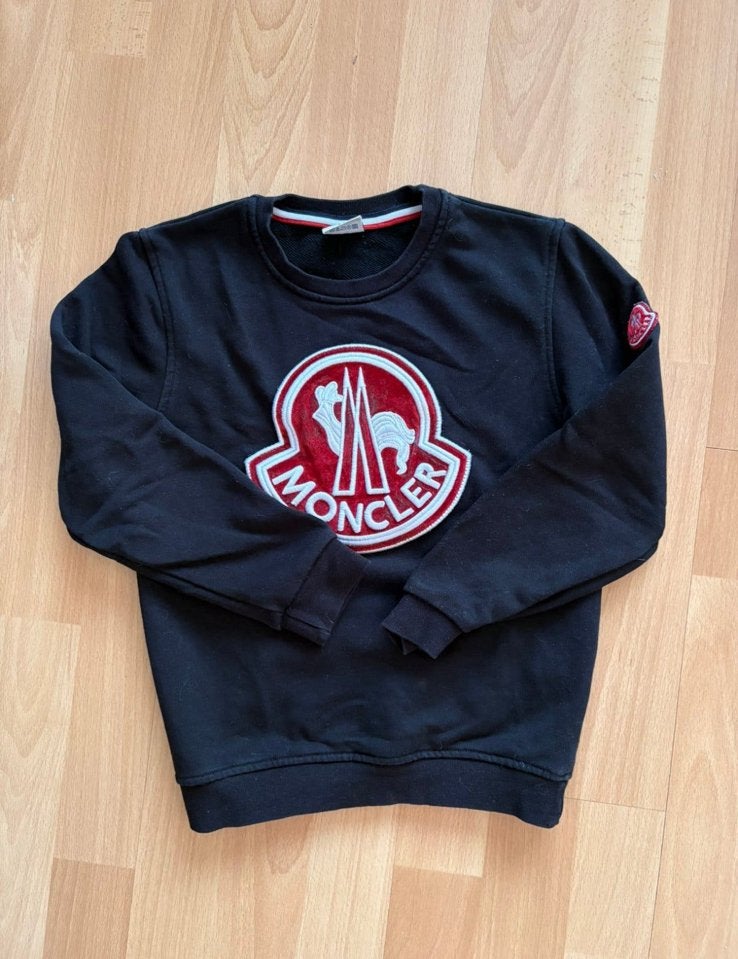 Moncler stoere zwarte trui mt 116/122 ZGAN, Kinderen en Baby's, Ophalen of Verzenden, Zo goed als nieuw, Jongen, Trui of Vest