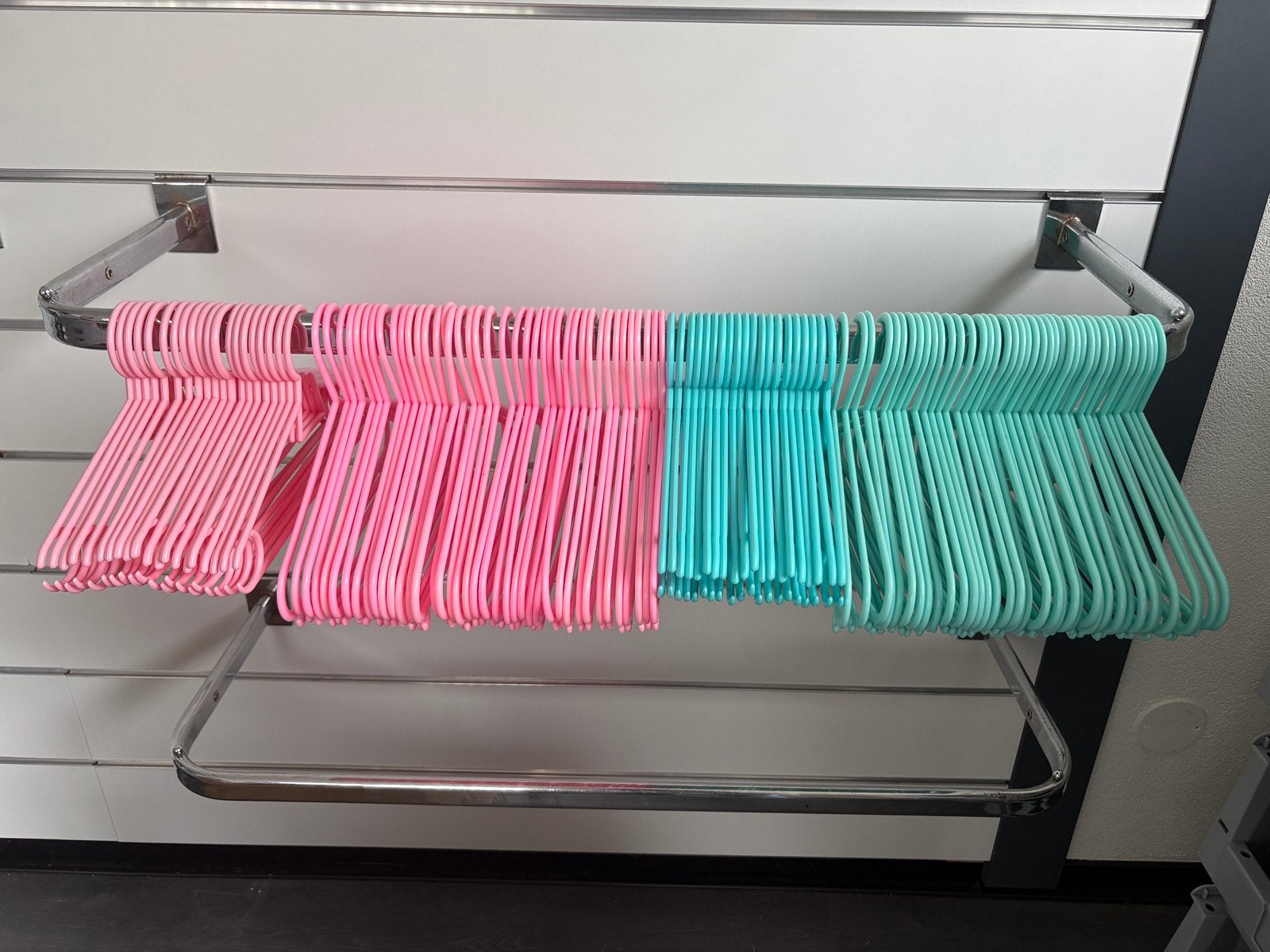 Partij kinder kledinghangers roze/blauw 120 stuks, Ophalen, Zo goed als nieuw