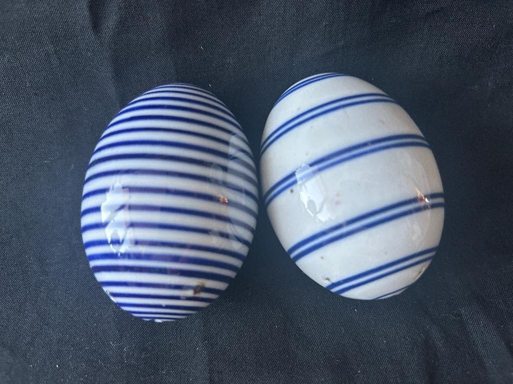 2 vintage retro blauw witte porselein paaseieren, Ophalen of Verzenden, Zo goed als nieuw