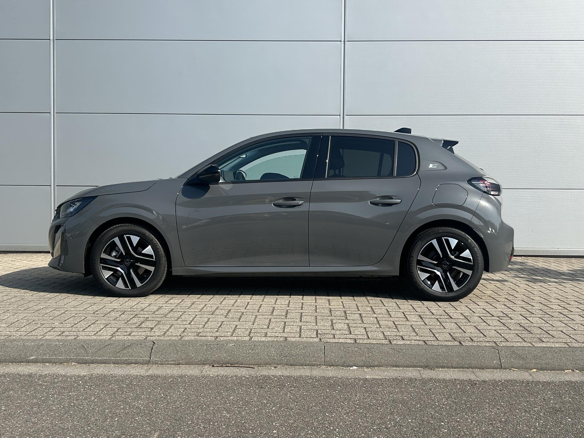 Peugeot e-208 EV Allure 51 kWh | Navigatie | Warmtepomp | 3-, Auto's, 12 maanden, 433 km, 156 pk, Leder en Stof