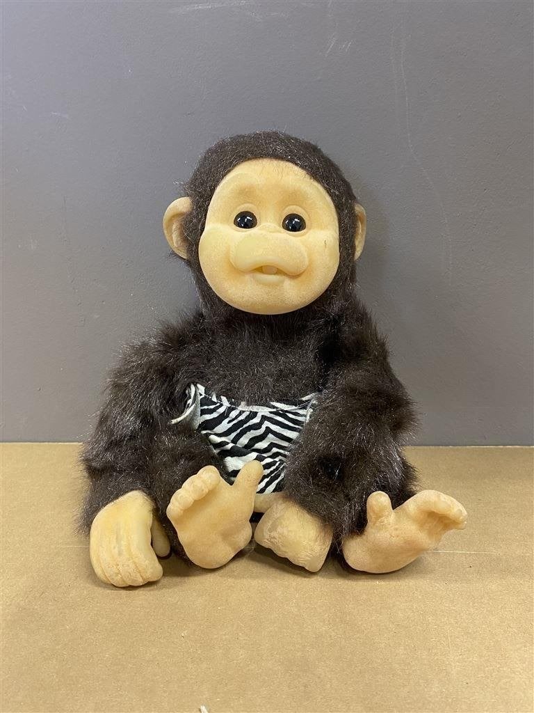 knuffel aap - Hosung baby chimp - aapje met broekje, Ophalen of Verzenden, Zo goed als nieuw, Overige typen