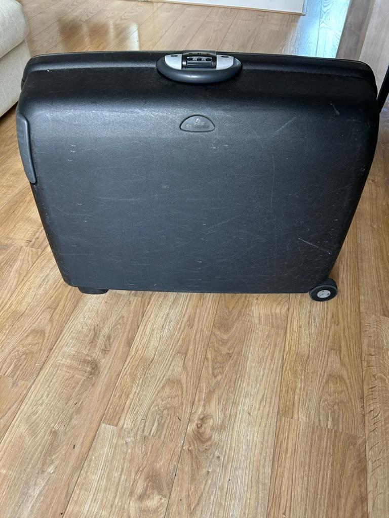 Zwarte Samsonite koffer met slot en wieltjes, Hard kunststof, 45 tot 55 cm, Slot, Zo goed als nieuw
