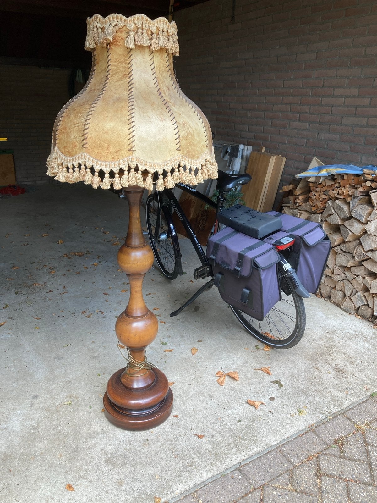 Vintage staande lamp met houten voet en varkensleren kap, Antiek en Kunst, Ophalen of Verzenden