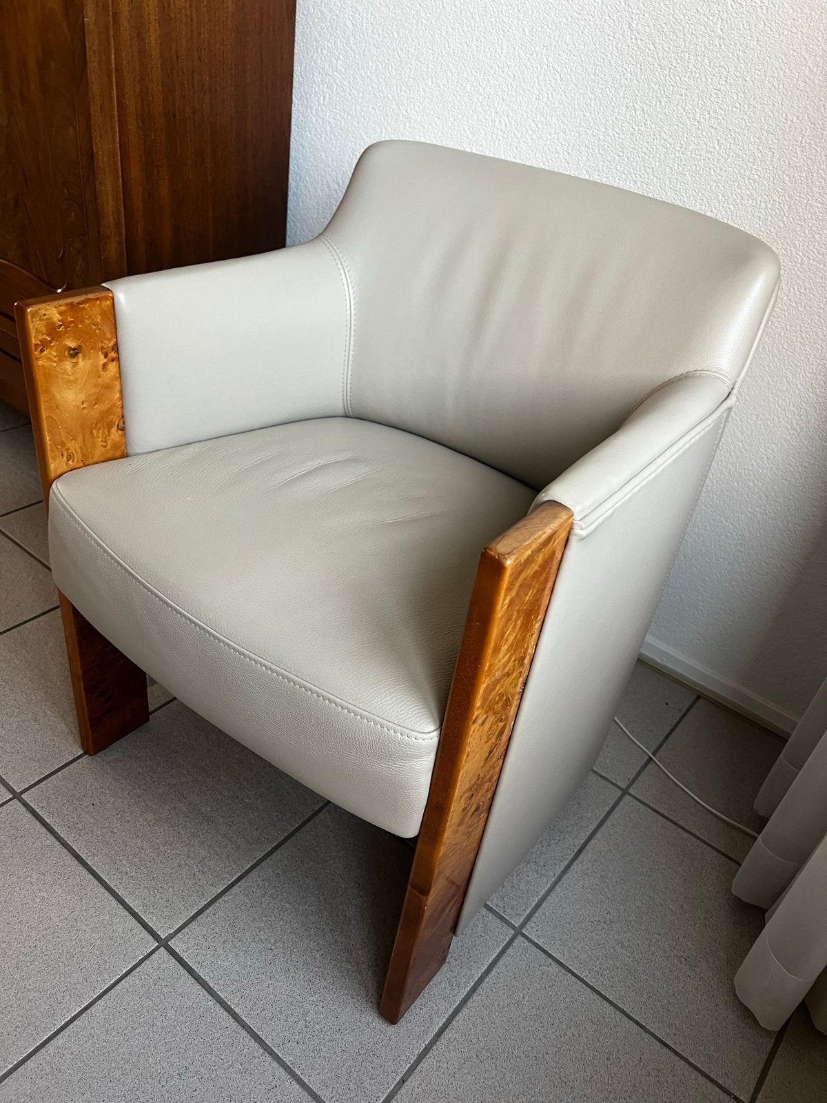Perida Leren fauteuil met wortelnoten accenten, Huis en Inrichting, Ophalen, Zo goed als nieuw, Hout, Eén