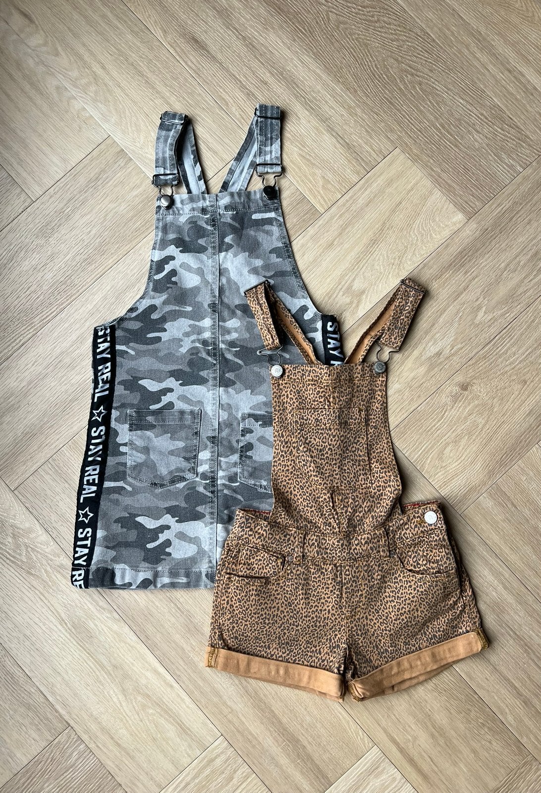 Salopette jurkje en salopette broekje 2x, maat 134/140, Ophalen of Verzenden, Zo goed als nieuw, Meisje, Broek