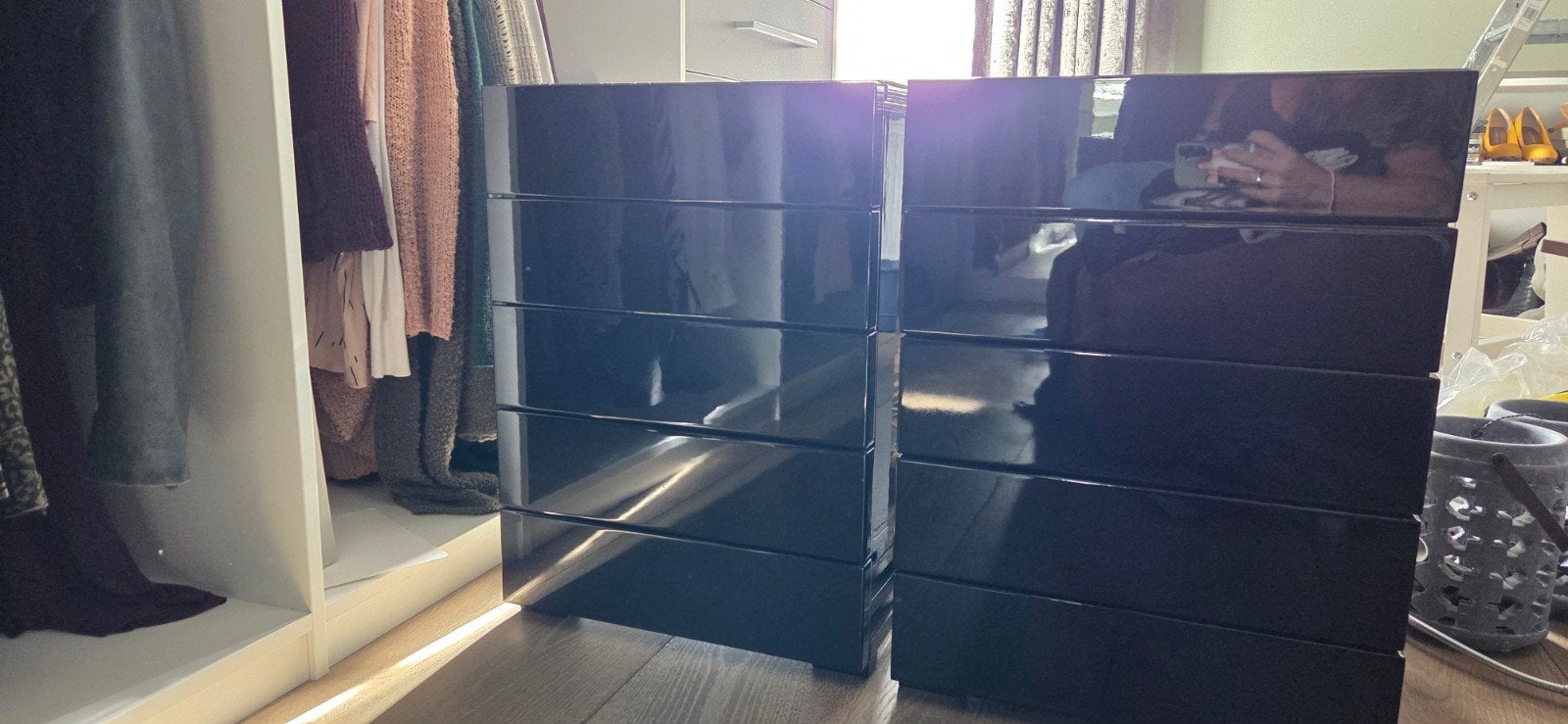2x Hoogglans Zwarte nachtkast / Ladekast met Lichte Krasjes, Huis en Inrichting, Ophalen, Modern, Hoogglans, Gebruikt, 5 laden of meer