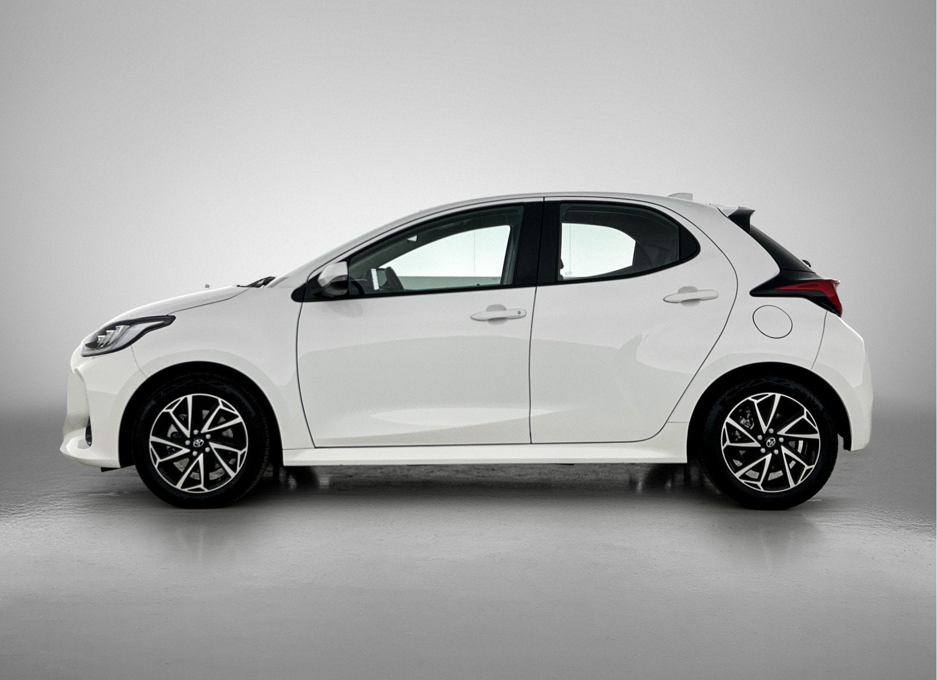 Toyota Yaris 1.5 Hybrid Dynamic (bj 2023, automaat), 12 maanden, Gebruikt, Bedrijf, Hybride Elektrisch/Benzine