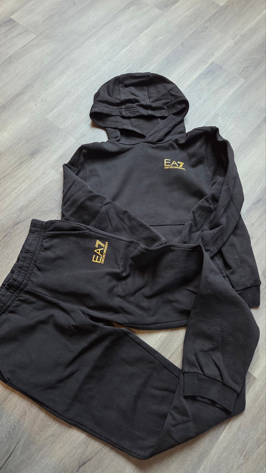 EA7 Emporio Armani Trainingspak Zwart - Maat 150 CM (12A), EA7 Emporio Armani, Jongen of Meisje, Ophalen of Verzenden, Zo goed als nieuw