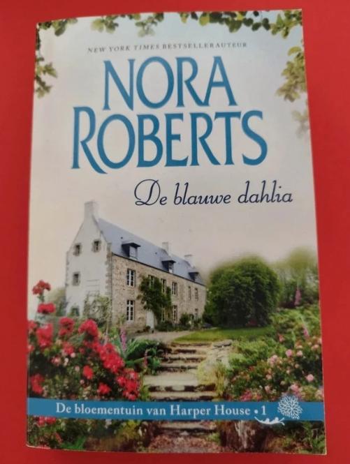 Nora Roberts de blauwe Dahlia, Ophalen of Verzenden, Gelezen