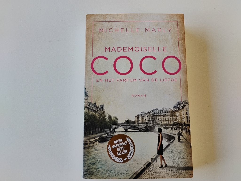 Boek Mademoiselle Coco en het parfum der liefde, Ophalen of Verzenden, Zo goed als nieuw