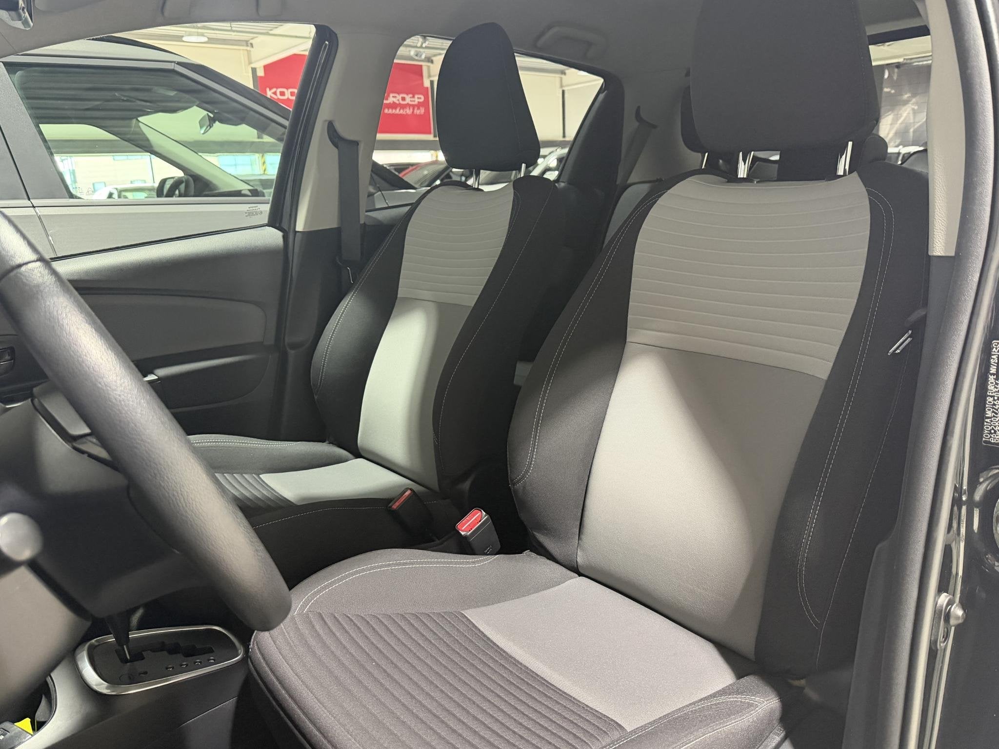 Toyota Yaris 1.5 Hybrid Dynamic | Trekhaak | All Season band, Euro 6, 4 cilinders, Zwart, Origineel Nederlands
