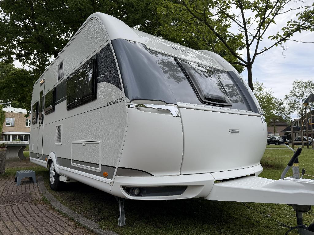 Prachtige Hobby Excellent 495 UL (2022) | nieuwstaat, Caravans en Kamperen, Rondzit, Hobby, Queensbed, Schokbreker