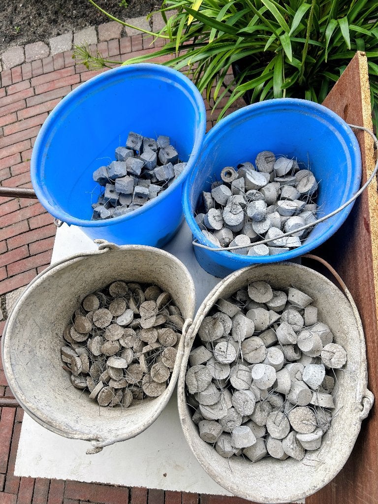 Gratis: betonblokjes onder wapening te gebruiken, Ophalen, Zo goed als nieuw, Beton