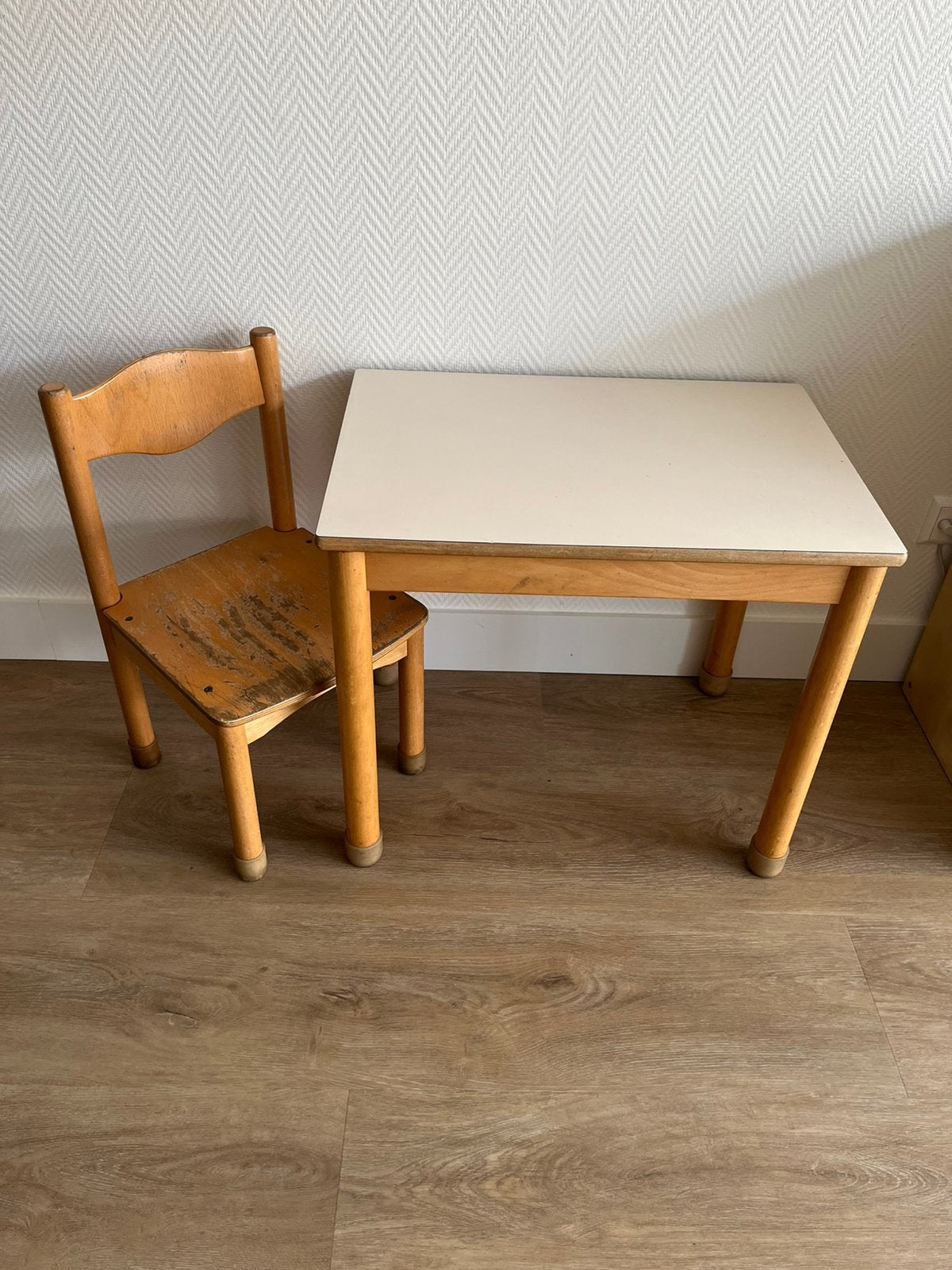 Schilte tafel en stoel uit 1995, Kinderen en Baby's, Kinderkamer | Tafels en Stoelen, Ophalen, Gebruikt, Tafel(s) en Stoel(en)