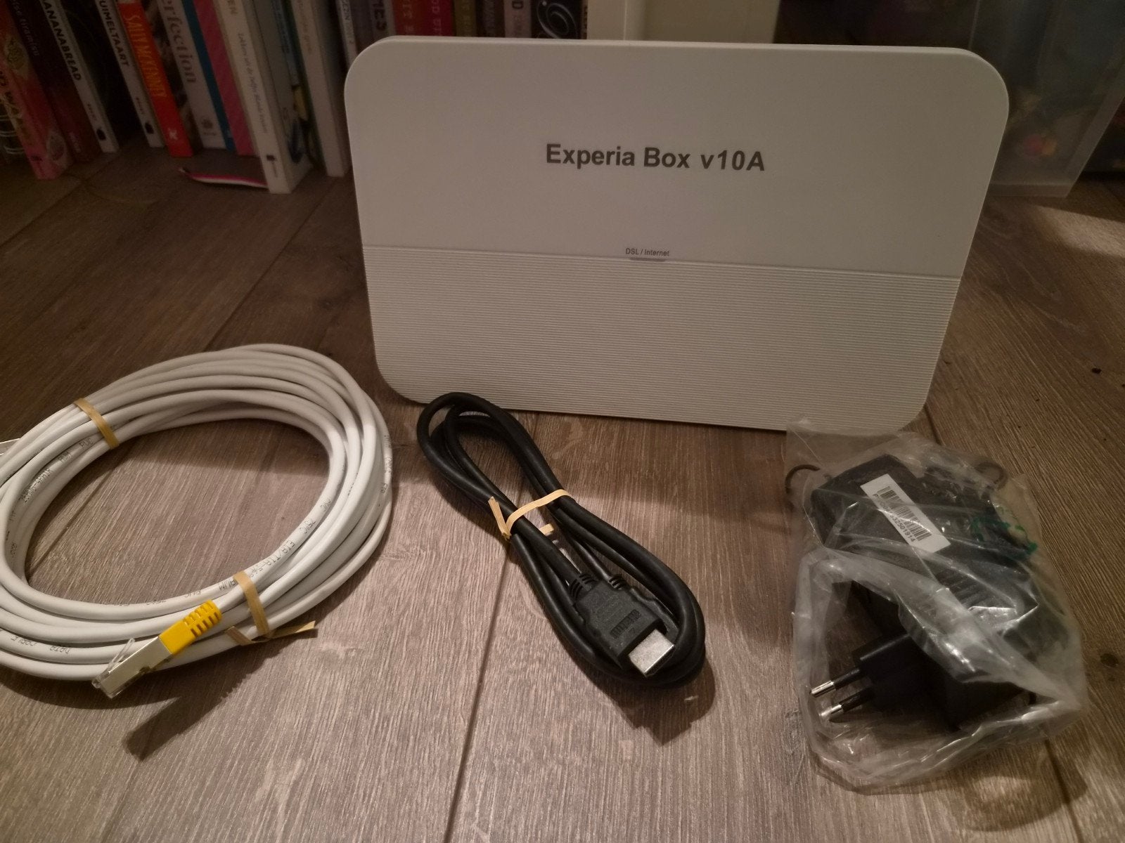 KPN Experia Box v10A Router met kabels en adapter, Ophalen of Verzenden, Gebruikt, Router met modem, KPN