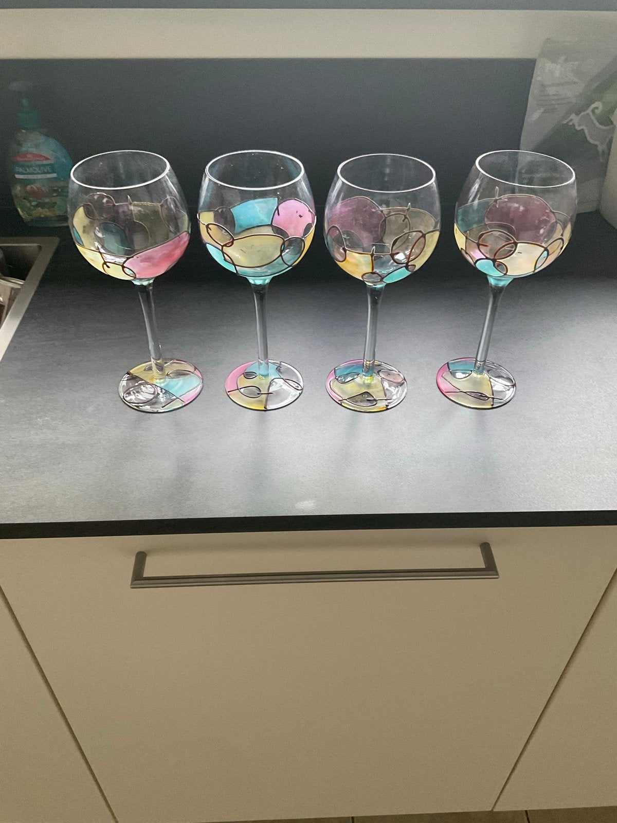4 bewerkte wijnglazen - uniek design, Ophalen of Verzenden, Zo goed als nieuw, Glas, Meerkleurig