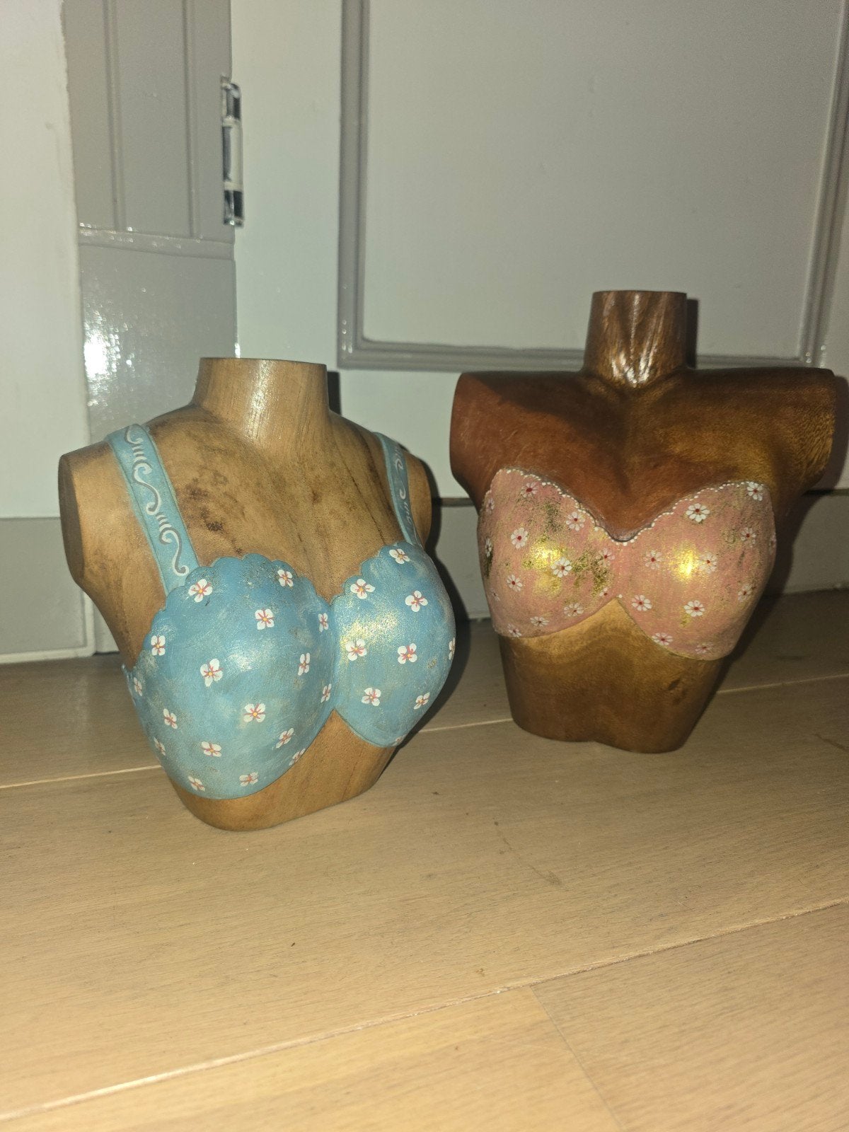 Set van 2 Handgesneden Houten Vrouwentorso’s – Roze & Blauw, Buste, Ophalen of Verzenden, 20 - 50 cm, Hout