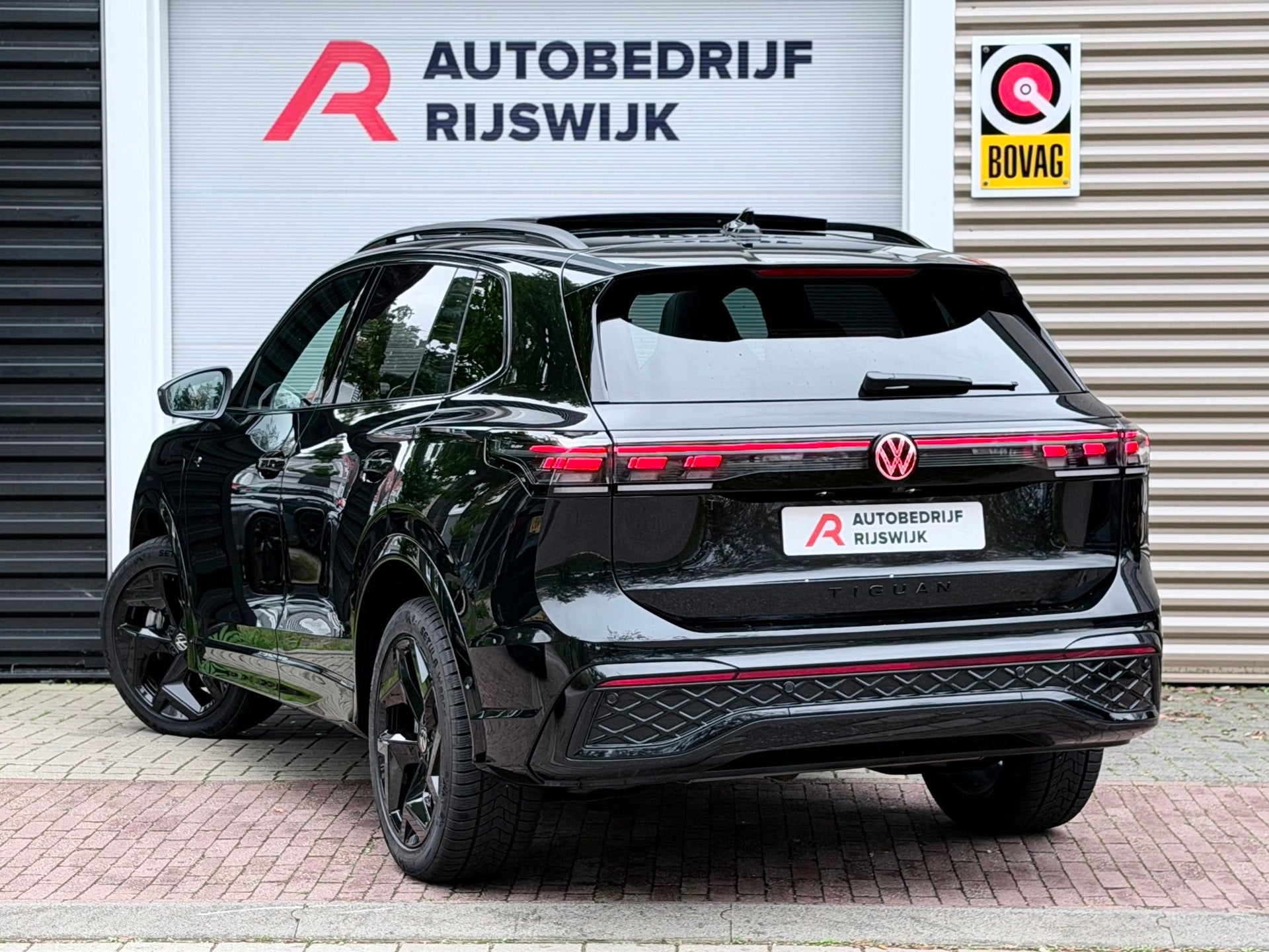 Volkswagen Tiguan 1.5 eHybrid R-Line Pano/360/Massage, Auto's, 4 cilinders, Alcantara, Zwart, Origineel Nederlands