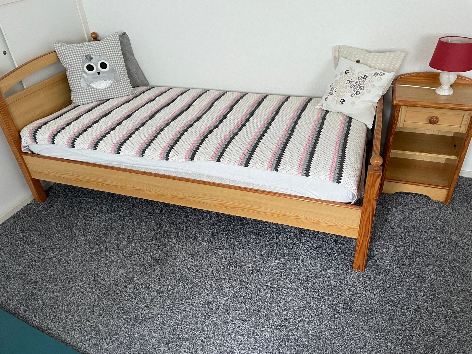 Grenen eenpersoonsbed incl. matras en nachtkastje., Ophalen, 90 cm, Eenpersoons, Zo goed als nieuw