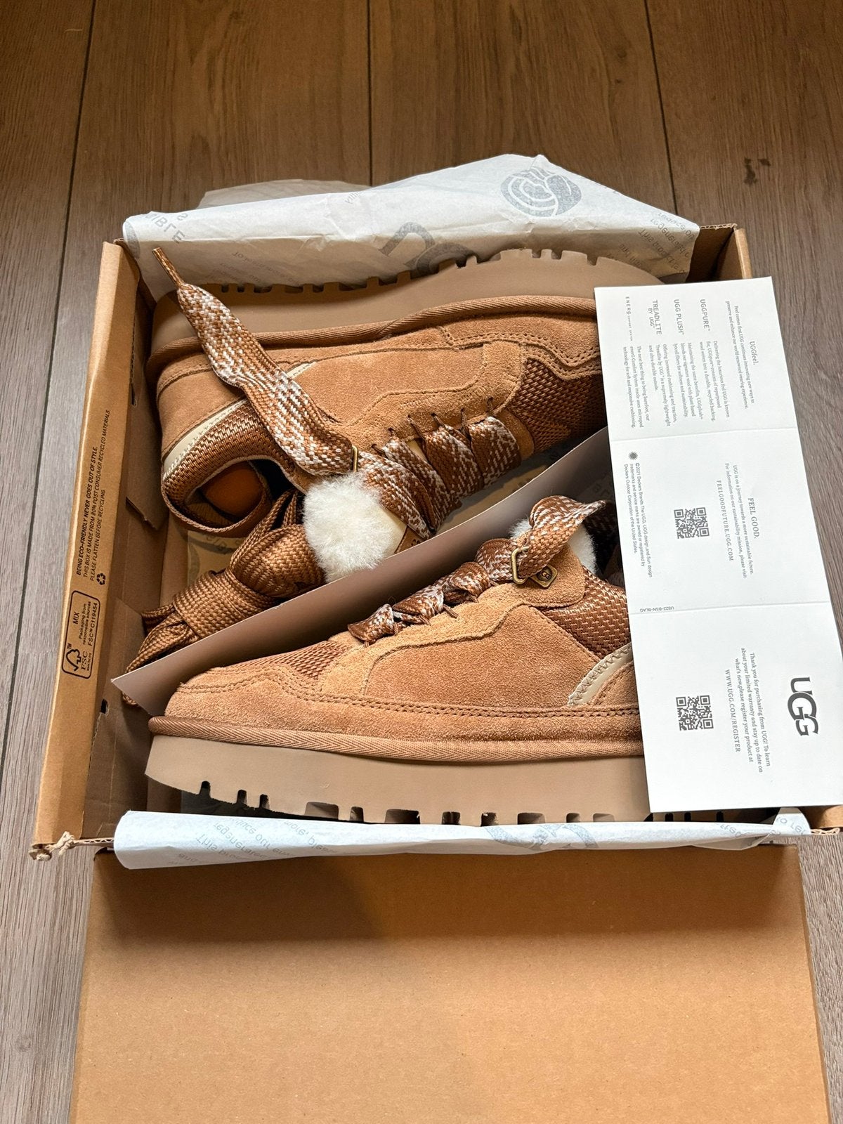 UGG lowmell maat 39, Bruin, Nieuw, Ophalen of Verzenden, Sneakers of Gympen