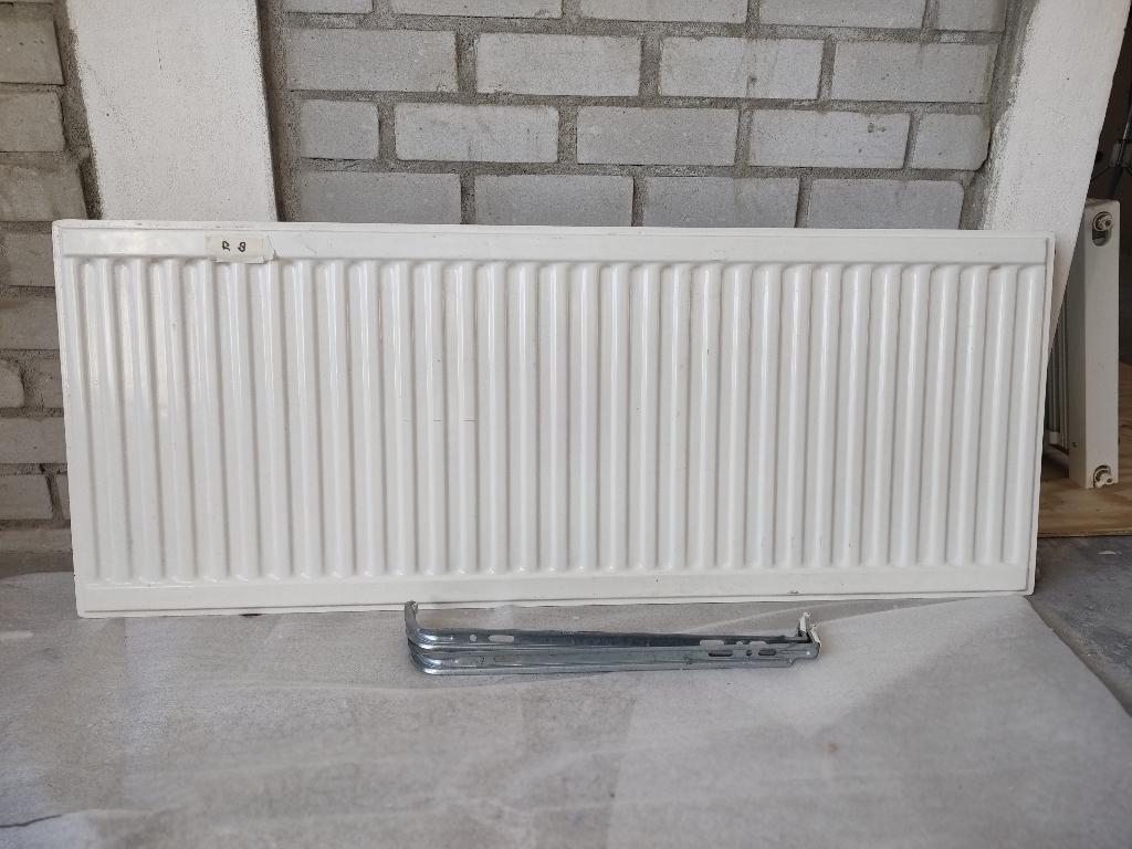 Radiator met thermostaatkraan en voetventiel, Ophalen, 30 tot 80 cm, Gebruikt, Radiator