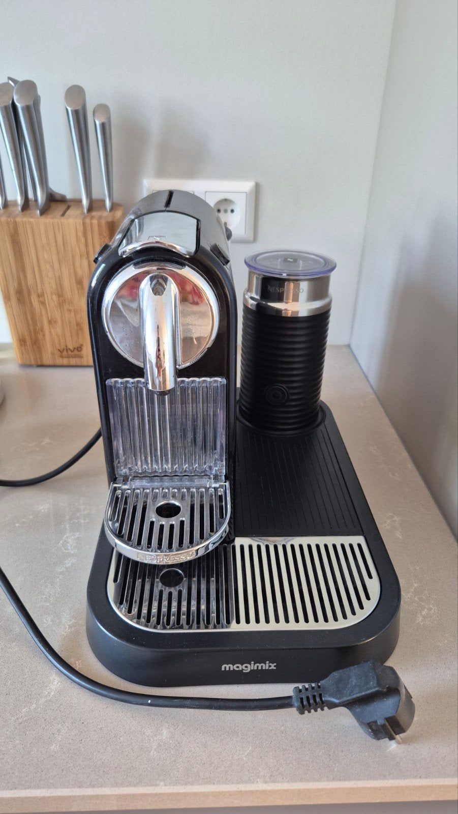 Nespresso apparaat met ingebouwde melkopschuimer, Ophalen, Espresso apparaat, Zo goed als nieuw, 1 kopje