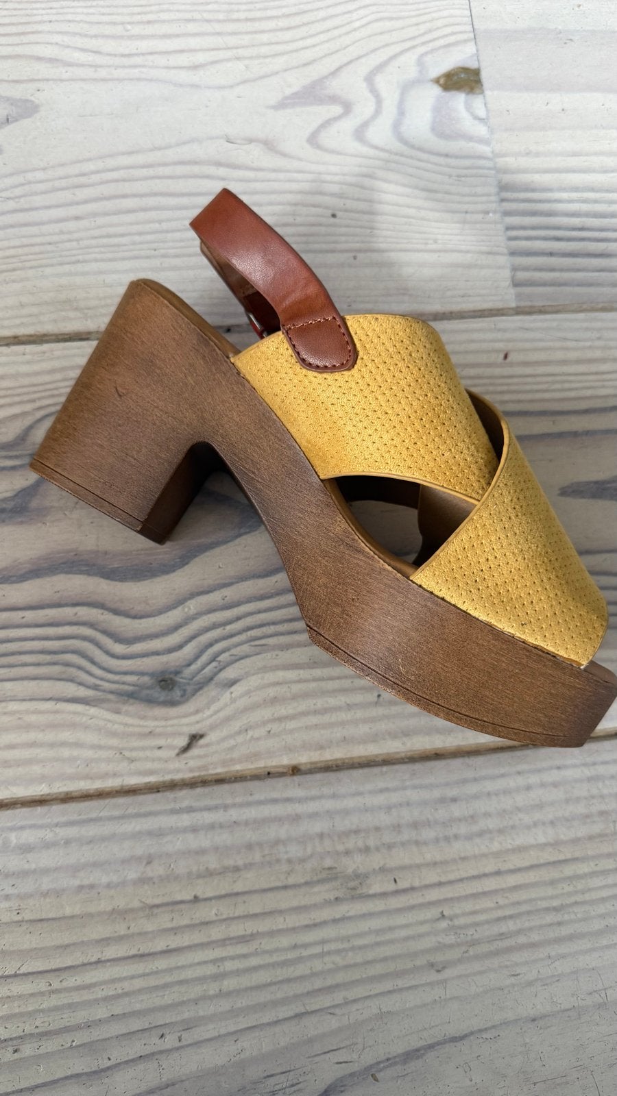Gele sandalen met hak - Maat 38, Kleding | Dames, Schoenen, Geel, Nieuw, Sandalen of Muiltjes, Ophalen of Verzenden