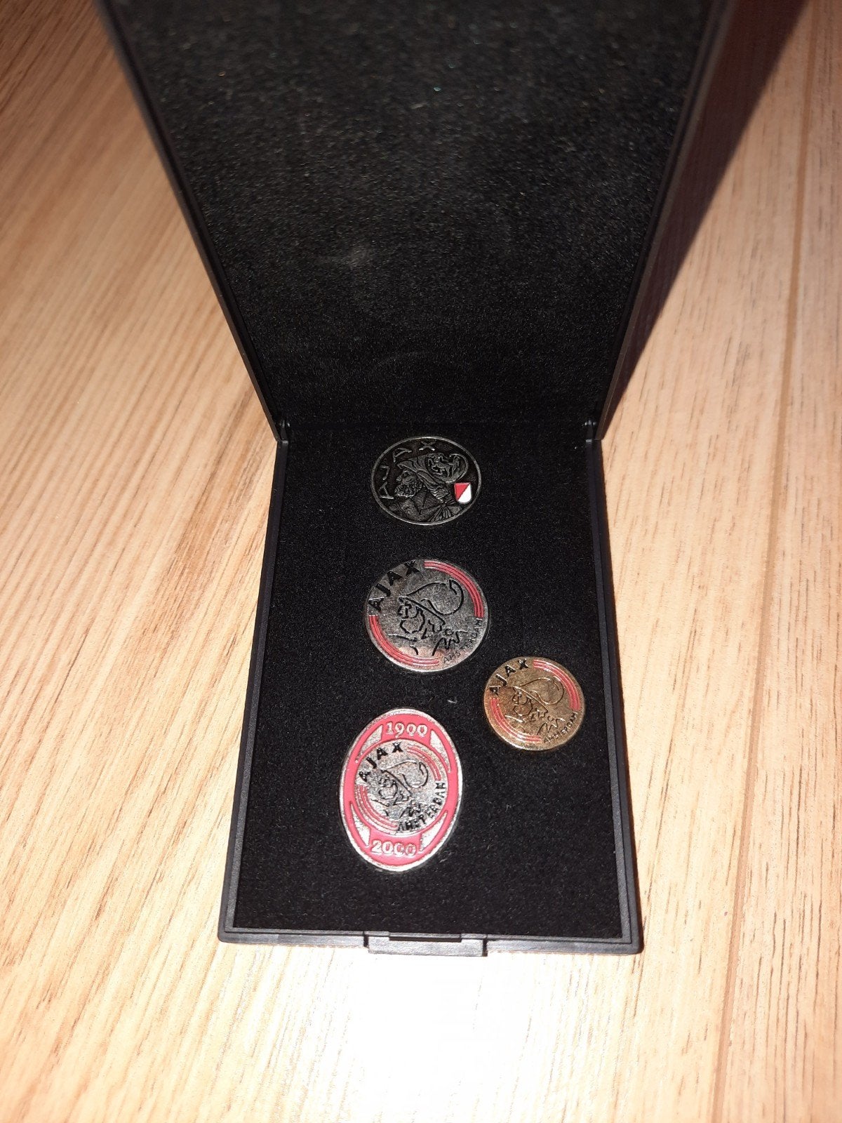 prachtige set van 4 speldjes van Ajax in mooi doosje, Ophalen of Verzenden, Zo goed als nieuw, Ajax, Overige typen